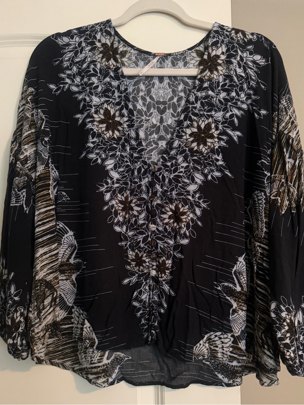 Pre-loved Free People Women’s Black Floral V-Neck Blouse. Sm.